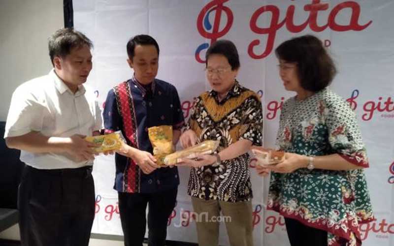 ki-ka: Robertus Budi Setiono (direktur keuangan), Junaedi Saputro (Direktur Manufaktur dan Teknologi), Iwan Santoso (Direktur Utama GITA Food), dan Ny Iwan Santoso. Foto: Mesya/JPNN.com