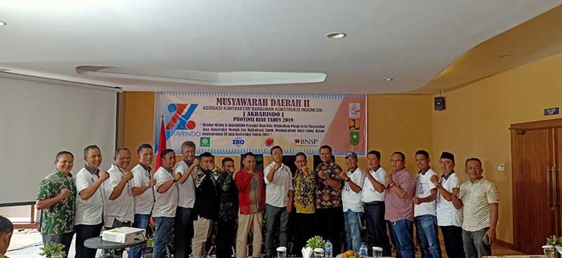 Rusdi Wandi foto bersama usai resmi terpilih secara aklamasi memimpin Asosiasi Kontraktor Bangunan Kontruksi Indonesia (Akbarindo) Riau, periode 2019-2024.