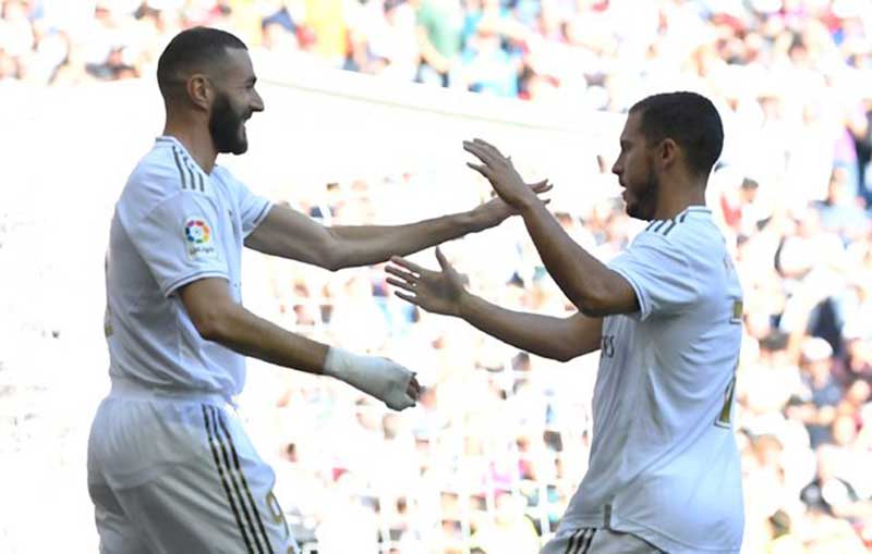 Karim Benzema (kiri) dan Eden Hazard jadi tumpuan Real Madrid meraih kemenangan pertama di Liga Champions musim ini. (OZAN KOSE/AFP)