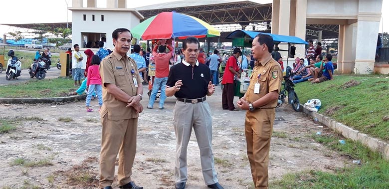 Sekda Kuansing, Dr H Dianto Mampanini SE MT didampingi Kadis Kopindagren, Azhar MM saat meninjau pasar Modern, Selasa (25//2019).