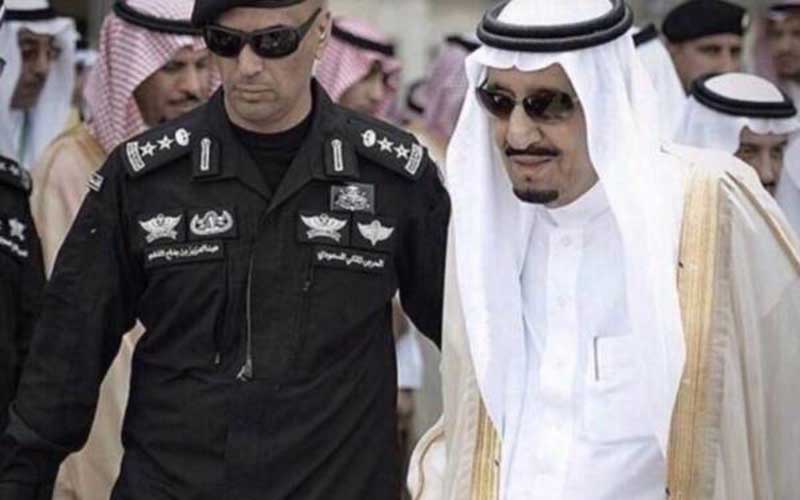 Bus tim nasional Malaysia (kiri) tiba di Stadion Utama Gelora Bung Karno, Jakarta, Kamis (5/9/2019), dengan dikawal mobil barracuda Polri. Foto: ANTARA/Michael Siahaan