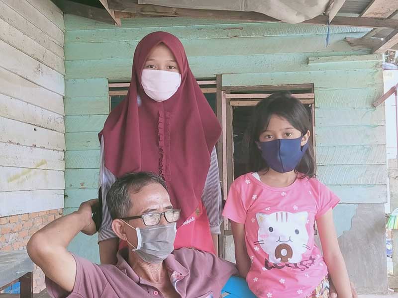 Yanto Efendi bersama dua anaknya, Sabtu (19/9/2020). (RAJA KASMEDI/RIAUPOS.CO)
