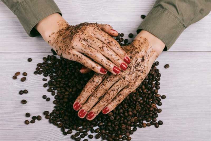 Tak hanya wajah, mengangkat sel kulit mati pada tubuh juga perlu dilakukan agar tetap terlihat sehat. Seperti penggunaan lulur badan atau body scrub. (Medical News Today)