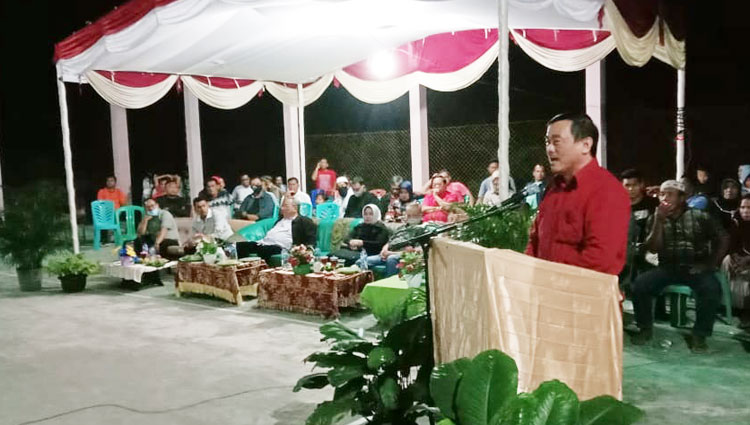 Wakil Bupati Kuansing H Halim, menyampaikan arahan saat penutupan malam kegaitan HUT RI, di Desa Teratak Air Hitam, Kecamatan Sentajo Raya, Kuantan Singingi, Rabu (19/8/2020). (DESRIANDI CANDRA/RIAUPOS.CO)