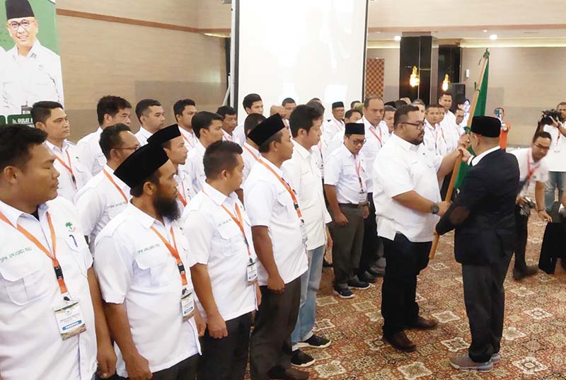 LANTIK: Bupati Kuansing Drs H Mursini MSi membimbing pengambilan sumpah saat pelantikan Kepala Desa Teratak Baru, Kecamatan Kuantan Hilir di Gedung Serbaguna, Jumat (1/11/2019). (HUMAS PEMKAB KUANSING)