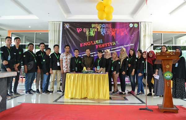 ENGLISH FESTIVAL: Lembaga Seni Otonom ( LSO ) Fakultas Ekonomi Universitas Riau (Unri), Economic Faculty English Club (EFEC) Gelar English Festival di Universitas Riau, Sabtu (27/10). (UNRI FOR RIAU POS)