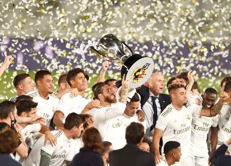 Para pemain Real Madrid saat merayakan gelar juara La Liga Spanyol musim 2019/2020 di Stadion Alfredo Di Stefano, Madrid (17/7/2020) pagi WIB usai mengalahkan Villareal 2-1. Ini merupakan gelar ke-34 mereka selama La Liga digelar dan merupakan raihan terb