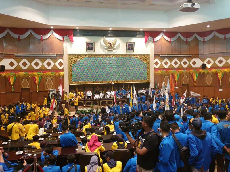 Mahasiswa menduduki ruang sidang paripurna DPRD Riau saat demo soal kabut asap, Senin (16/9/2019). (AFIAT ANANDA/RIAUPOS.CO)