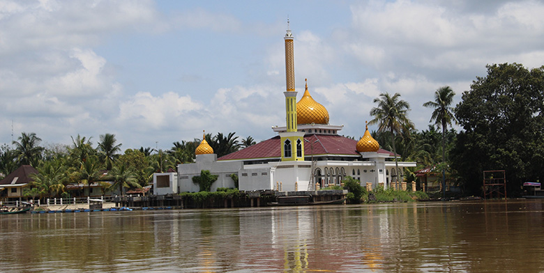 MASJID NURUL ISLAM: Masjid Nurul Islam Langgam memiliki sejarah dan magis karena berada di tebing sungai. Foto diambil beberapa hari lalu.