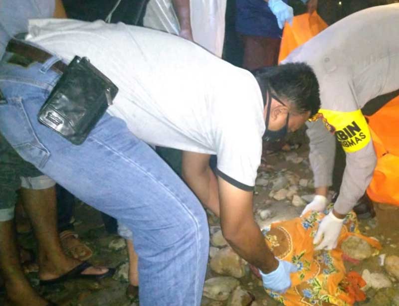 Anggota Polsek Hulu Kuantan saat melakukan evakuasi mayat bayi di tepi sungai kuantan di Desa Tanjung, Kecamatan Hulu Kuantan, Selasa (21/7/2020).(POLRES KUANSING FOR RIAUPOS.CO)