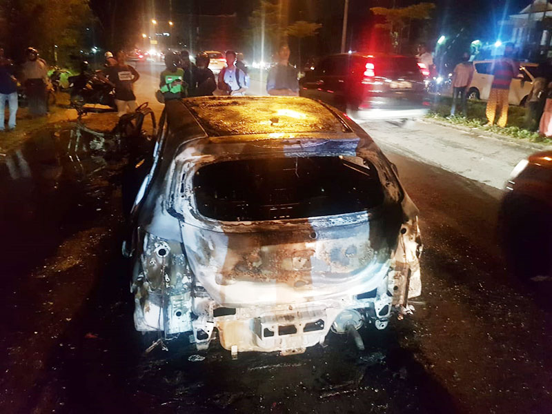 Kendaraan roda bernomor polisi B 1573 PJH terbakar, usai menabrak pipa milik PT Chevron Pasifik Indonesia (CPI) di Kecamatan Minas, Siak, Selasa (30/7/2019) dini hari. (ISTIMEWA)