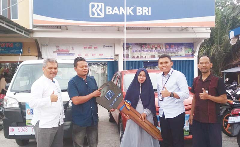 FOTO PENYERAHAN: Pemimpin Cabang BRI Siak Selamat Riadi didampingi Asisten Manajer Bisnis Mikro Nuriska Afriandi dan Kepala Unit Bungaraya Mulyono berfoto bersama dengan  Evi Norita, pemenang grand prize Panen Hadiah Simpedes periode I Tahun 2019 BRI Kanc