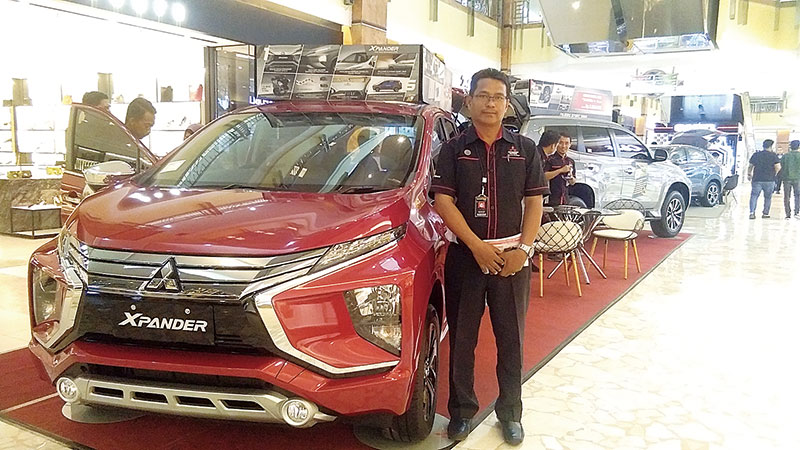 PAMERKAN MOBIL: Sales Consultant PT Nusantara Berlian Motor Adi memamerkan Mitsubishi Xpander saat pameran di Mal SKA, beberapa waktu lalu. (PT Nusantara Berlian Motor FOR RIAU POS)