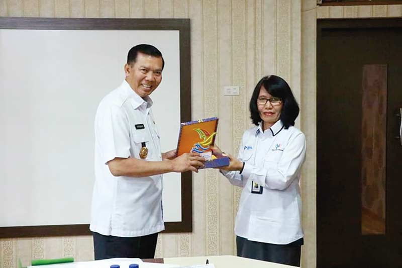 TERIMA CENDERA MATA: Wako Pekanbaru Dr H Firdaus ST MT menerima cendera mata dari Kepala BPS Pekanbaru Dewi Kristiani. (Humas Pemko Pekanbaru for riau pos)