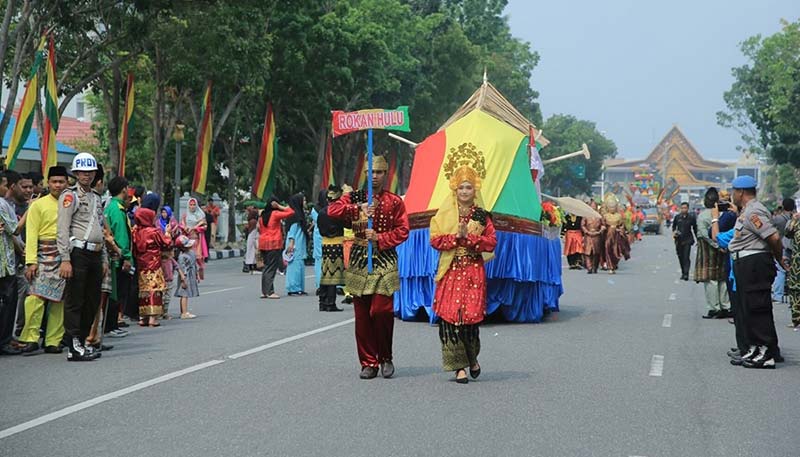 KONTINGEN ROHUL: Kontingen Pemkab Rohul berjalan saat Karnaval Budaya Provinsi Riau dalam rangka memperingati Hari Sumpah Pemuda, Sabtu (19/10/2019). Humas Pemkab Rohul