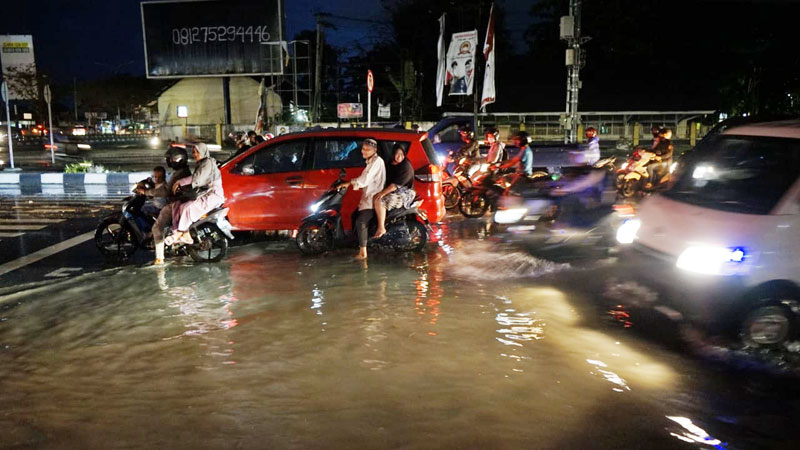 Beberapa pengendara harus berjalan lambat di Jl Soebrantas karena air yang menggenang cukup tinggi, Jumat (11/9/2020). (M AKHWAN/RIAUPOS.CO)