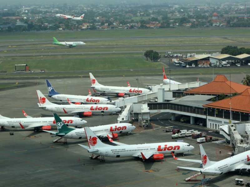 ILUSTRASI. Pesawat Lion Air di Bandara Soekarno-Hatta, Tangerang, Banten. YLKI menantang Kemenhub menghapus tarif batas bawah dan menurunkan tarif batas atas tiket pesawat. (MUHAMMAD ALI/JAWA POS)