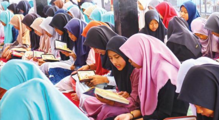 Pesantren Kilat: Siswa-siswi mengikuti kegiatan pesantren kilat di SMPN 5 Jalan Sultan Syarif Kasim Pekanbaru, Kamis (9/5/2019). Kegiatan ini merupakan instruksi dari Pemerintah Kota Pekanbaru untuk seluruh SD dan SMP. EVAN GUNANZAR/RIAU POS