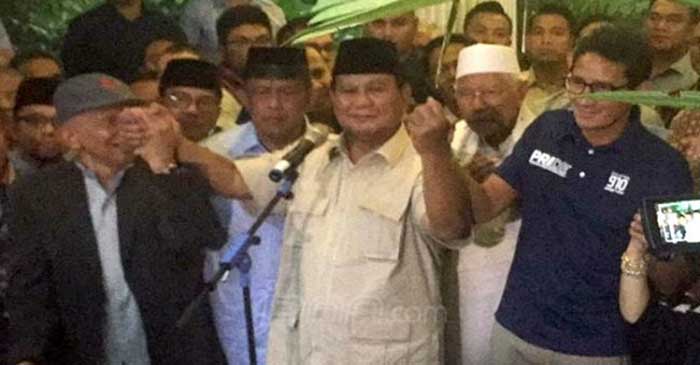 Prabowo dan Sandiaga Uno bersama Amien Rais bergandengan tangan usai pelaksanaan deklarasi, Kamis (18/4/2019). (Aristo Setiawan/JPNN.com)