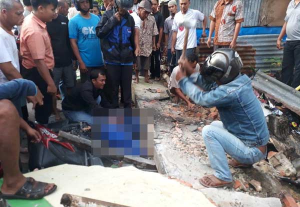 Proses evakuasi korban pagar roboh di Jalan Utama Simpang Tiga Pekanbaru, Rabu (14/11/2018). (INTERNET)