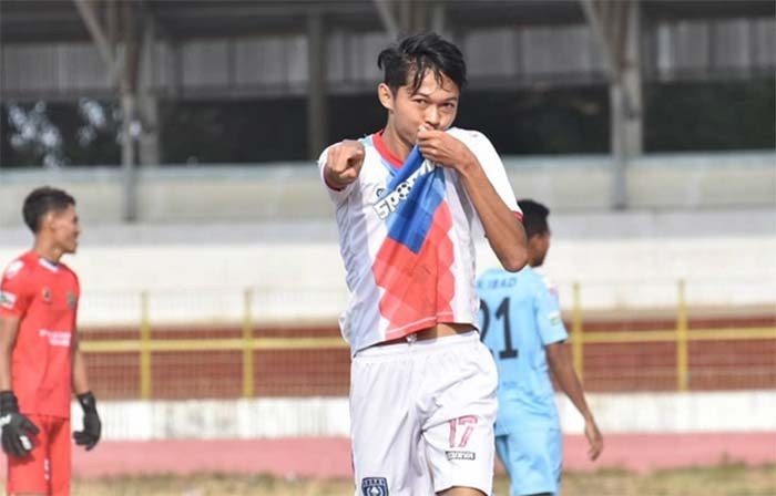 Riki Dwi Saputro melakukan selebrasi usai mencetak gol.
