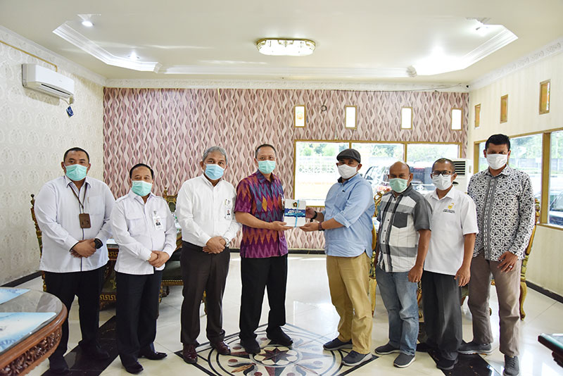 Direktur Utama Bank Riau Kepri, Andi Buchari (keempat dari kiri batik merah) menerima kenang-kenangan dari Ketua PWI Riau H Zulmansyah Sekedang dalam acara silatuhami di Pekanbaru, Selasa (6/10/2020). (PWI RIAU FOR RIAUPOS.CO)