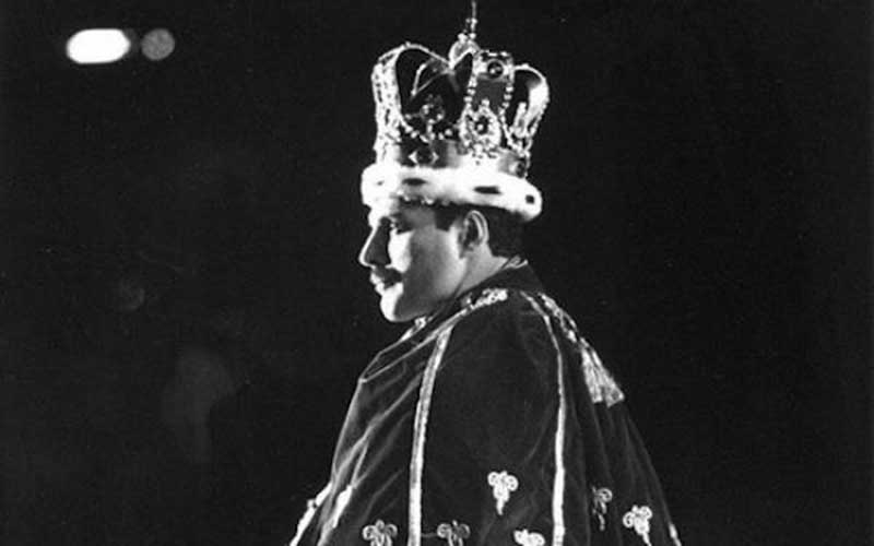 Freddie Mercury dalam salah stau aksi panggungnya bersama Queen. Foto: Instagram/officialqueenmusic