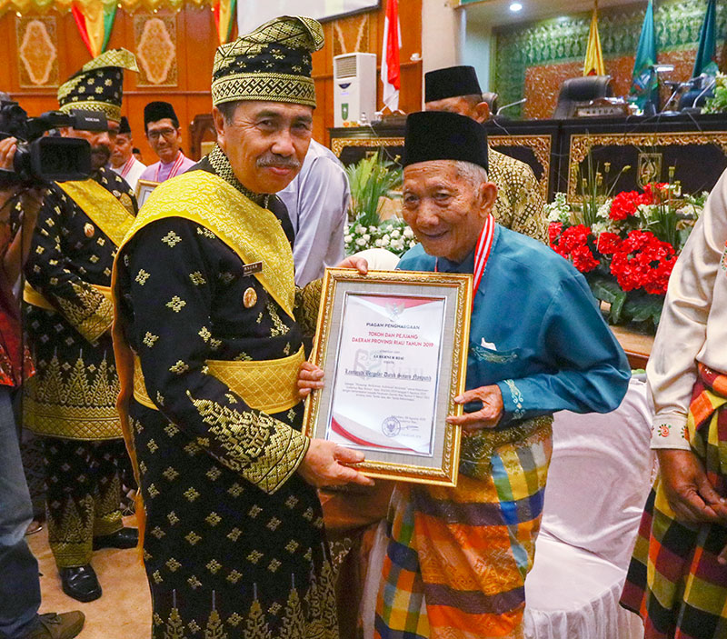 Pemberian anugerah penghargaan kepada ahli waris Lamtarodi bergelar Datuk Sinaro Nan Putih sebagai tokoh dan pejuang daerah Riau 2019 oleh Gubernur Riau H Syamsuar saat acara rapat paripurna DPRD Riau dalam Rangka Hari Jadi ke-62 Provinsi Riau, Jumat (9/8