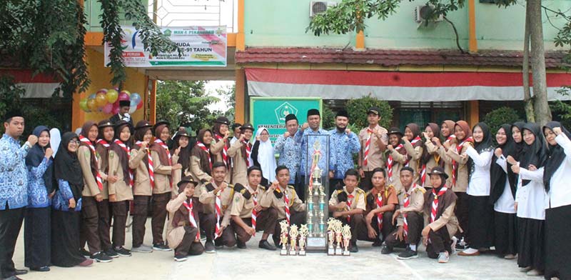 FOTO BERSAMA: Majelis guru dan siswa MAN 4 Pekanbaru berfoto bersama usai memperingati Hari Sumpah Pemud ke-91 di halaman MAN 4 Pekanbaru, Senin (28/10/2019). HUMAS MAN 4 PEKANBARU