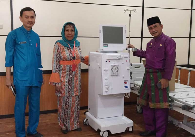 Sekdakab Rohil Drs H Surya Arfan MSi bersama Direktur RSUD Pratomo dr Tribuana T Dewi perlihatkan alat untuk cuci darah (Hemodialisa) yang ada di RSUD Pratomo, Bagansiapiapi. Selasa (28/8). Dok Sekdakab Rohil
