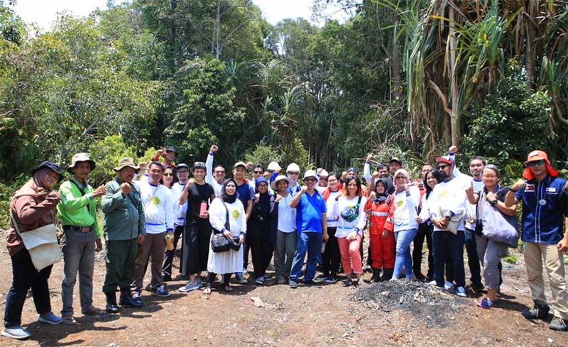 Peserta Festival Kabupaten Lestari, foto bersama di Taman Nasional dan Danau Zamrud, Siak, Sabtu (12/10/2019).