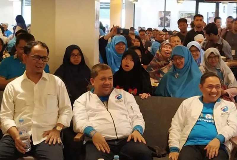 Ketua Umum Partai Gelora Indonesia Anis Matta dan Wakil Ketua Umum Partai Gelora Indonesia Fahri Hamzah bersama para kadernya di kawasan Kemang, Jakarta Selatan, Minggu (10/11). (Ridwan/JawaPos.com)