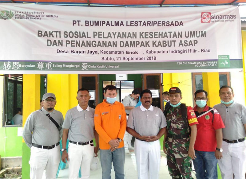Foto Bersama Manager PT BPLP Ronny Panjaitan dalam rangka kegiatan pengobatan gratis di Desa Bagan Jaya, Kecamatan Enok dan Desa Lintas Utara, Kecamatan Keritang, akhir pekan lalu.