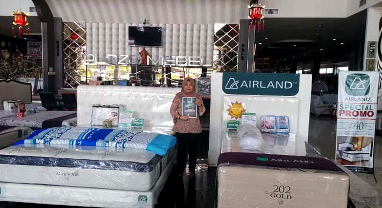 AIRLAND: Plaza Mebel memberi promo spesial produk Airland, Kamis (27/6/2019). Prapti Dwi Lestari/Riau Pos