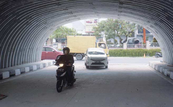 LEWAT TEROWONGAN:  Pengendara sepeda motor dan mobil melintas di terowongan jalan layang Simpang SKA,  Jalan Soekarno Hatta, Selasa (26/2/2019). DEFIZAL / Riau Pos