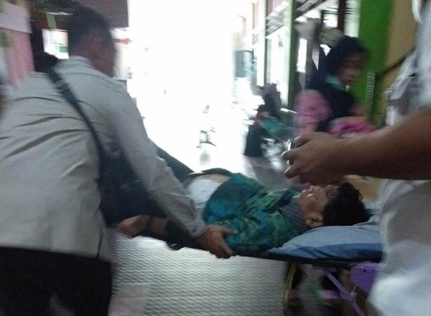 Menko Polhukam Wiranto terbaring lemas setelah ditusuk orang tidak dikenal. (Istimewa)