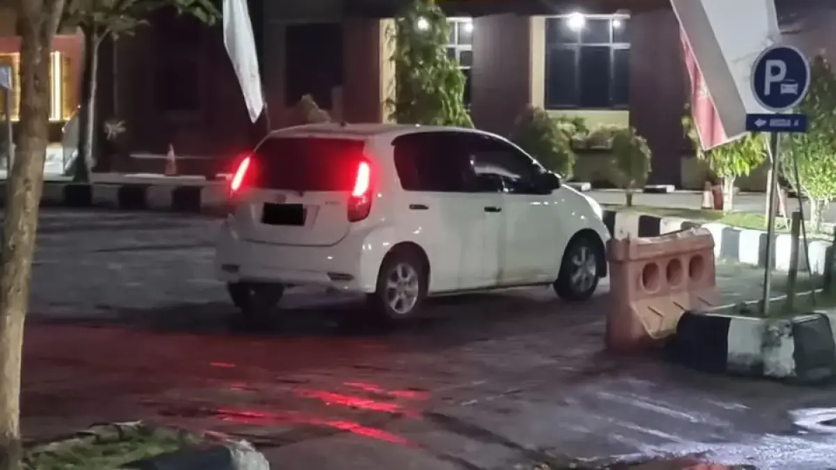 Sepasang muda mudi tengah jalani pemeriksaan di SPKT Polresta Samarinda usai kepergok berduaan di dalam mobil. (kis)