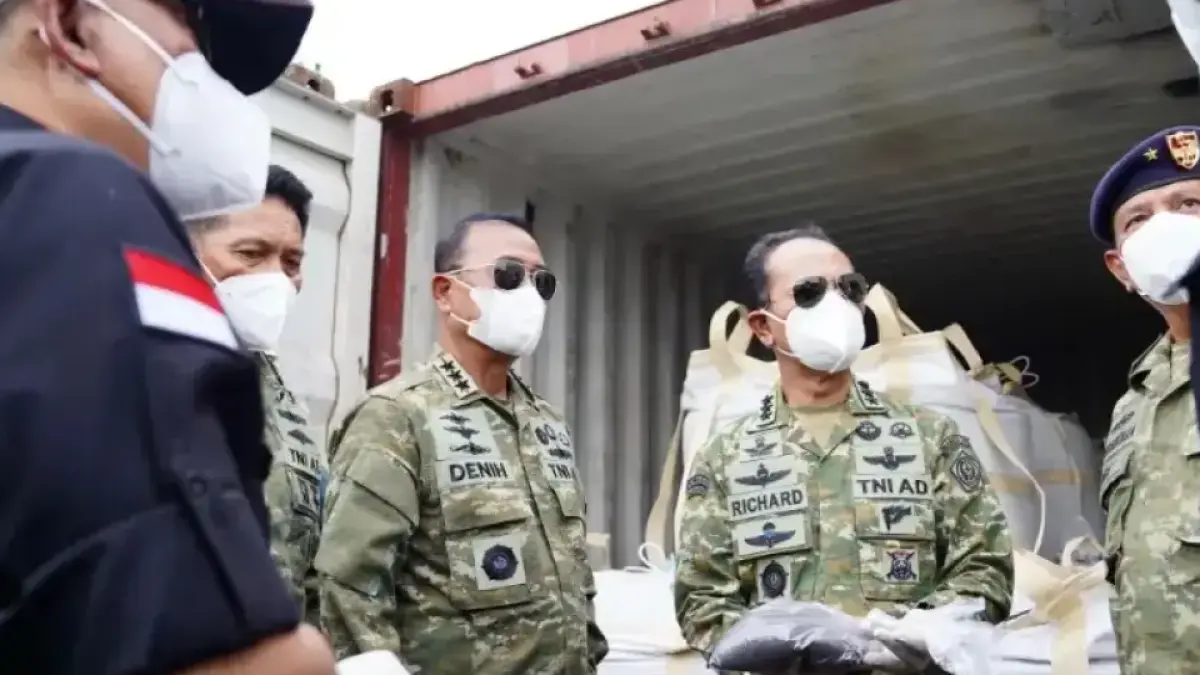 Panglima Komando Armada RI Laksdya TNI Denih Hendrata (kiri) dan Kepala Staf Umum (Kasum) TNI Letjen TNI Richard Tampubolon (kanan) saat memeriksa kontainer berisi mineral di Batam, Selasa (26/5/2026) (ANTARA/Ho-Humas Mabes TNI)