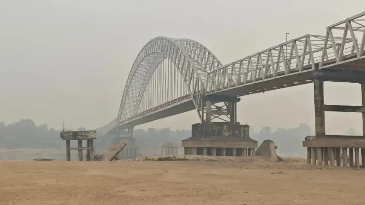 Kondisi sungai Barito terus menyusut akibat kemarau panjang, tampak kondisi sungai di kawasan Jembatan Kalahien, Barito Selatan. (Denar/Kalteng Pos)
