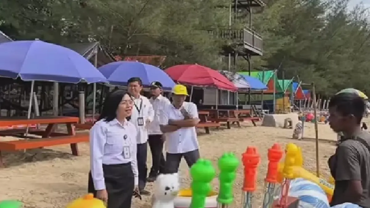 Kepala Disparpora Balikpapan, dr. Ratih Kusuma saat monitoring pantai Manggar, tahun 2025 lalu.