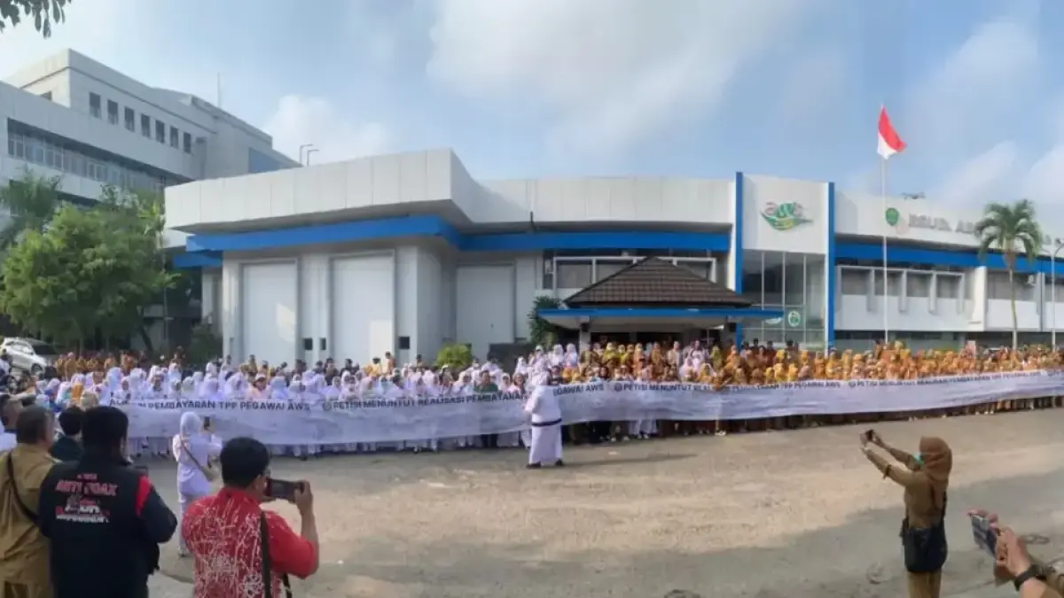 Membentang kain panjang berisi tuntutan, Ribuan tenaga kesehatan RSUD AW Sjahranie berdemo di depan rumah sakit. 