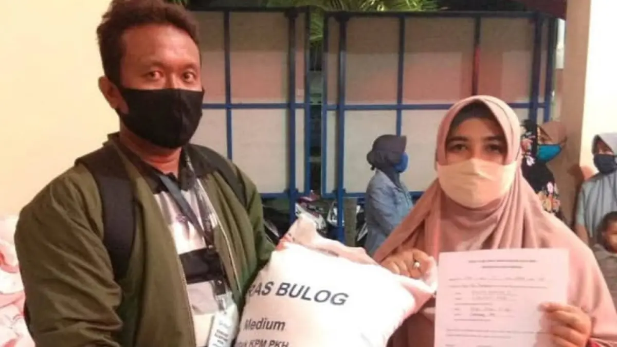 Ilustrasi penyaluran bansos tambahan pangan beras.
