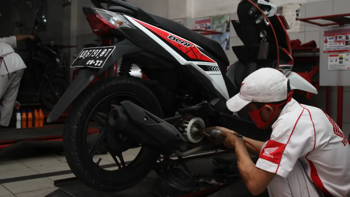 Knalpot sepeda motor mengeluarkan asap putih menjadi pertanda kerusakan. Kenali penyebab utamanya. (DOK PONTIANAK POST)