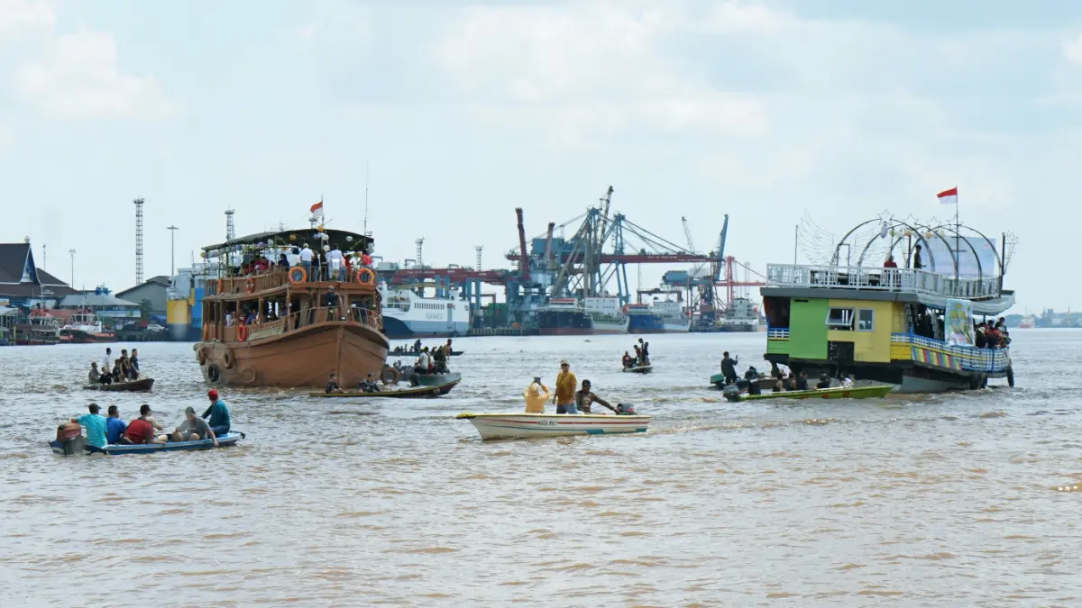 Beragam aktivitas masyarakat melintasi Sungai Kapuas. Kondisi pengendapan lumpur di kawasan muara Sungai Kapuas cukup berpengaruh pada jalur transportasi air. (DOK PONTIANAK POST)