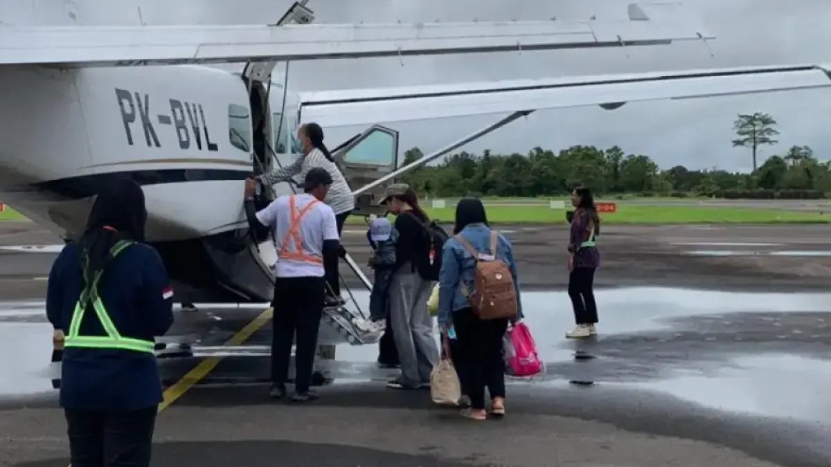 Penumpang yang hendak berangkat menuju Long Ampung menggunakan SOA 2026. Pemkab Malinau menganggarkan beasiswa sekolah pilot.FOTO: DIPA/RADAR TARAKAN