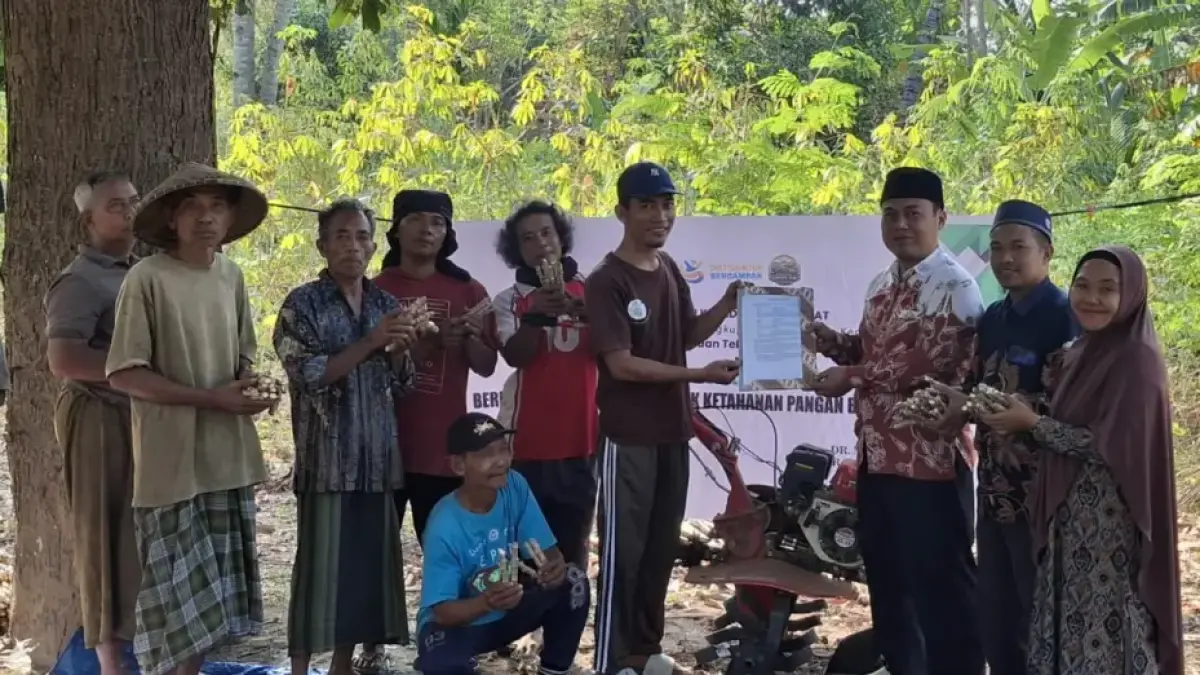 Tim PKM UMMAT menyerahkan bantuan teknologi dan sarana pendukung yang menjadi bagian dari program, kepada Kelompok Tani Tumpang Sari, di Desa Malaka, Lombok Utara, Selasa (18/8). (IST/LOMBOK POST)
