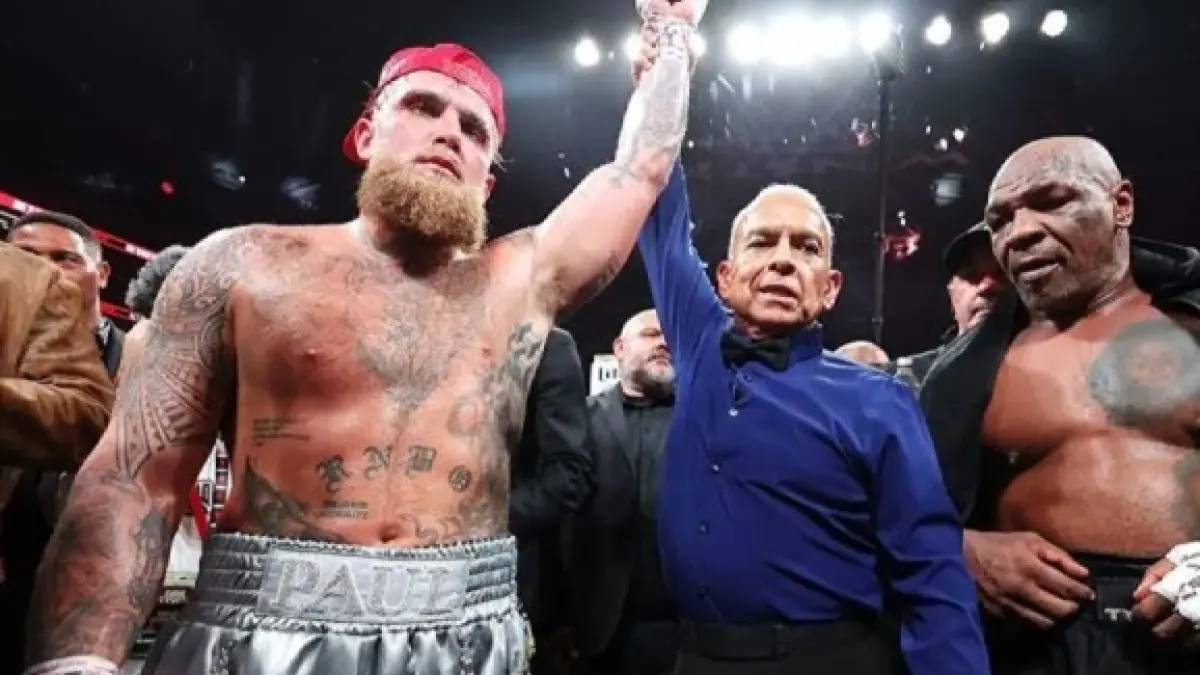 Jake Paul (kiri) saat melawan Mike Tyson.