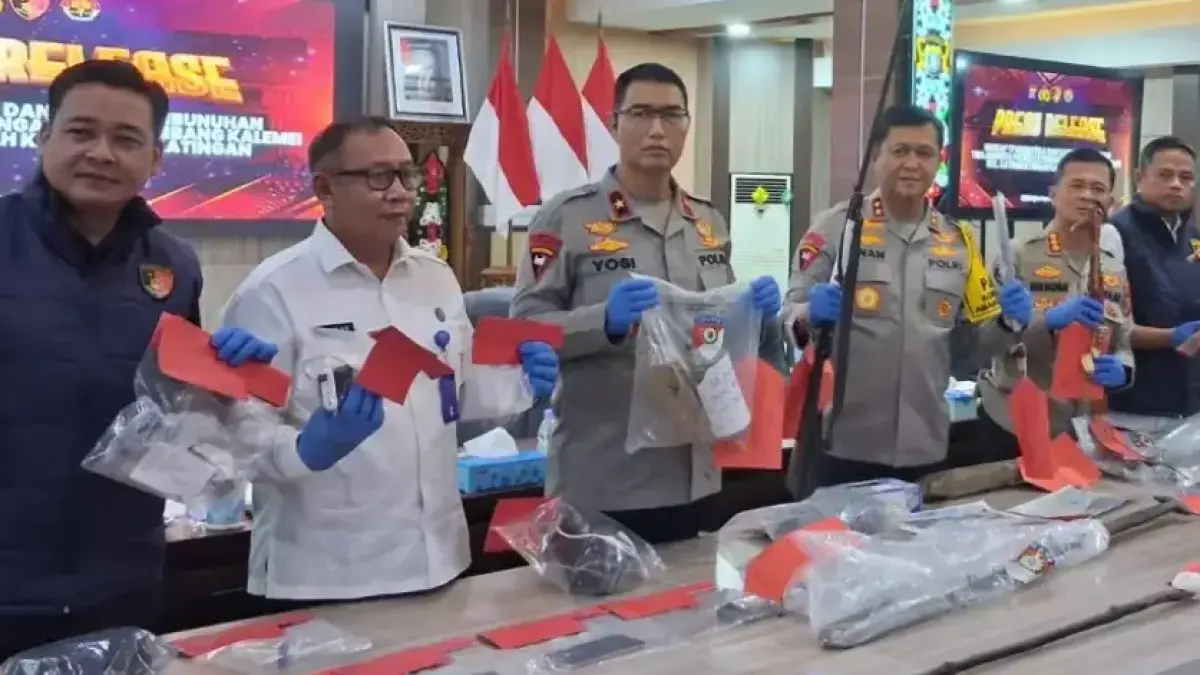 Kapolda Kalteng Irjen Pol Iwan Kurniawan memimpin rilis tragedi gugurnya 3 polisi di Desa Tumbang Kalemei.(Agus Pramono/kaltengpos.jawapos.com)