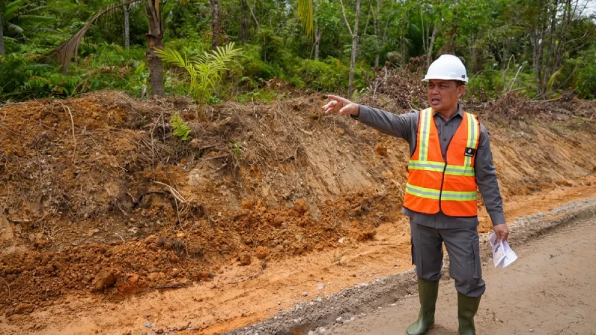TINJAU: Gubernur Kalimantan Barat Ria Norsan meninjau progres pembangunan jalan provinsi guna memastikan peningkatan kualitas infrastruktur . 