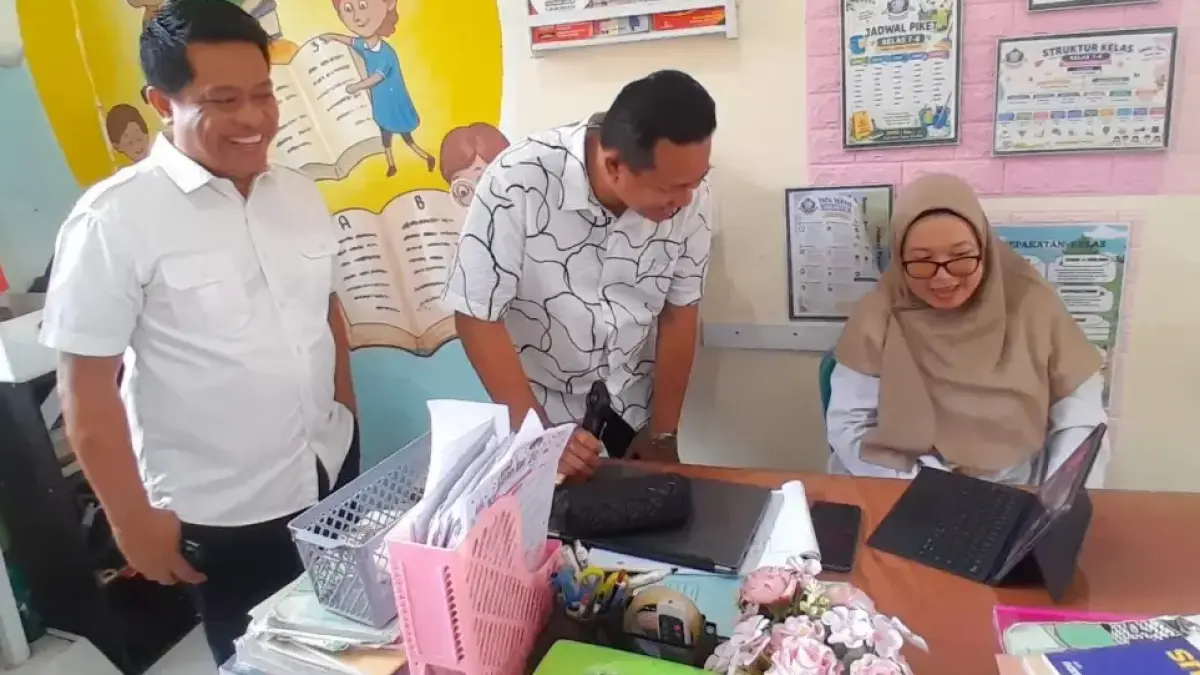 Kepala Disdikbud Balikpapan, Irfan Taufik dan Ketua Komisi IV DPRD Balikpapan Gasali meninjau pelaksanaan PJJ di SMP 1 Balikpapan, Rabu (14/10/2026). (FOTO: ARIF FADILLAH/BALIKPAPAN POS)